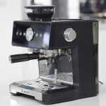 tragbare-halbautomatische-kaffeemaschine-integrierte-schleifmaschine-20-bar-edelstahl-2200w.jpeg